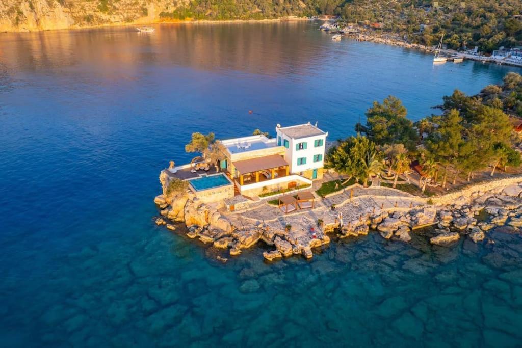 Kumluca Apartment | Üç tarafı denizli çevrili harika villa