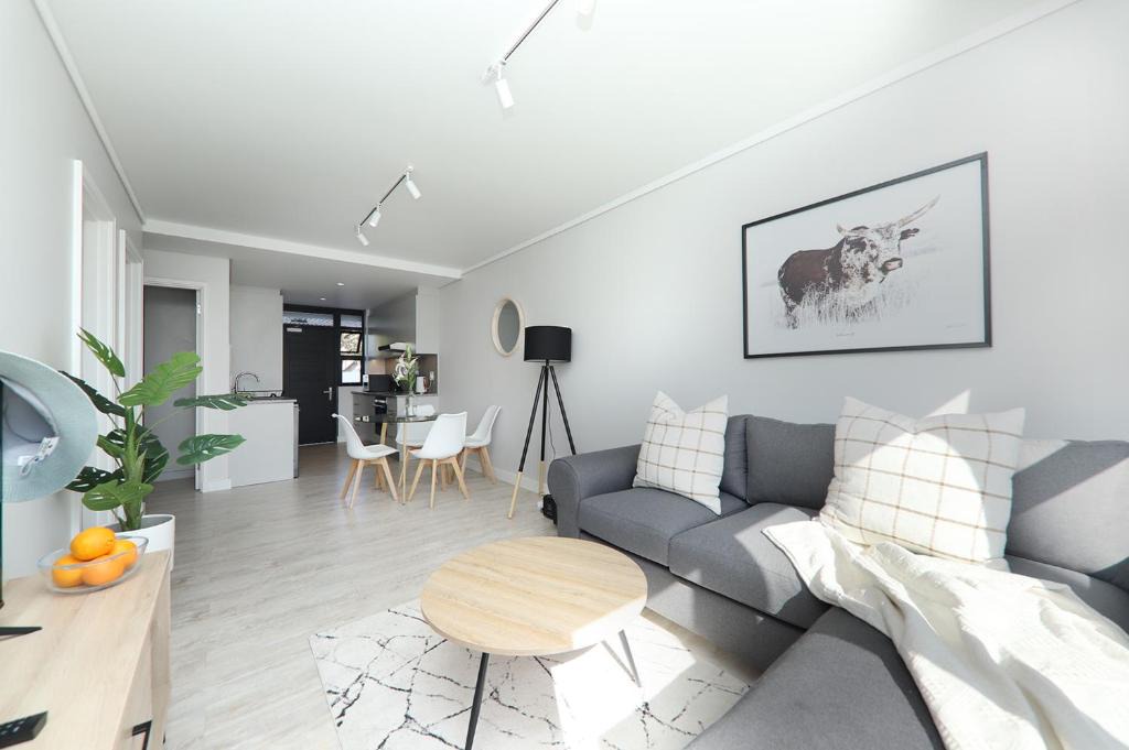 Milnerton Apartment | 002 Burmesiter on Park- 2 minute walk from the beach
