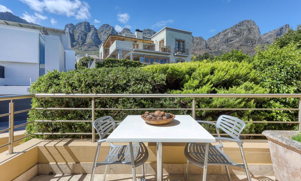 Camps Bay Apartment | 1 Bedroom 1 Bathroom 50sqm Apartment with Mountain Views