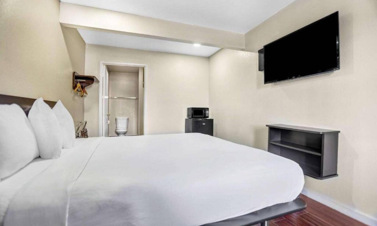 Ukiah Apartment | 1 King Bed|Non-Smoking,Kitchen