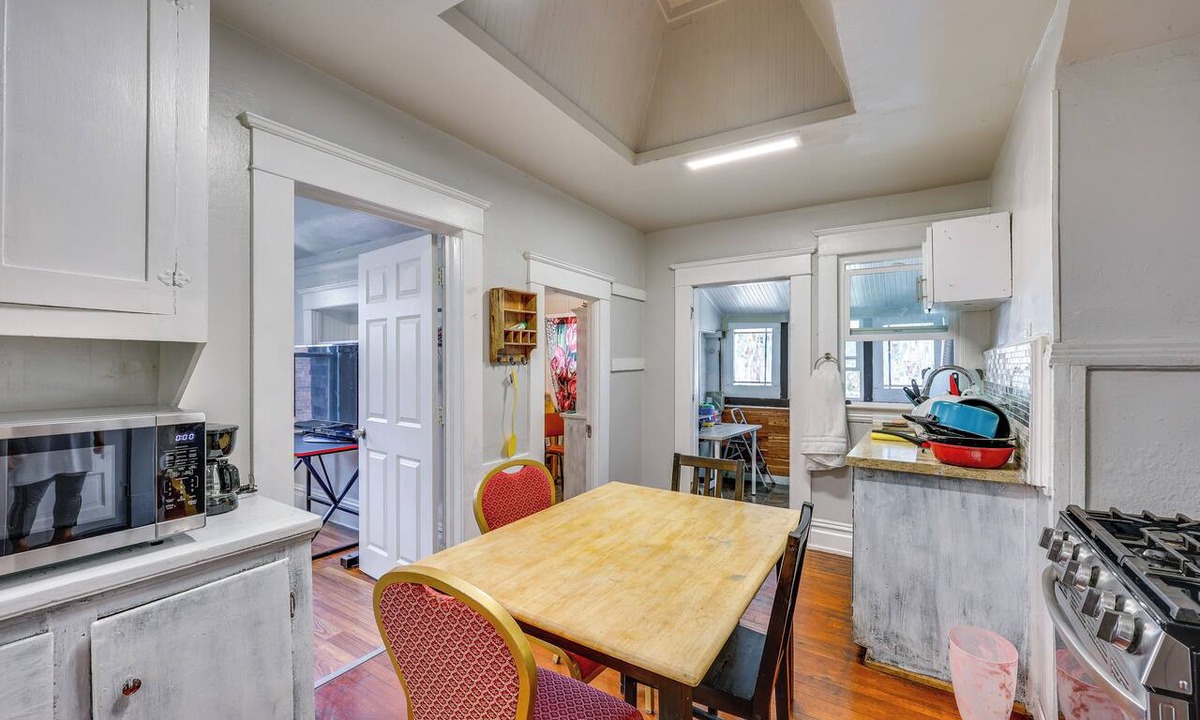 Civic Center Apartment | 1 Mi to Dtwn Stockton! Upstairs Apt w/ Shared Yard