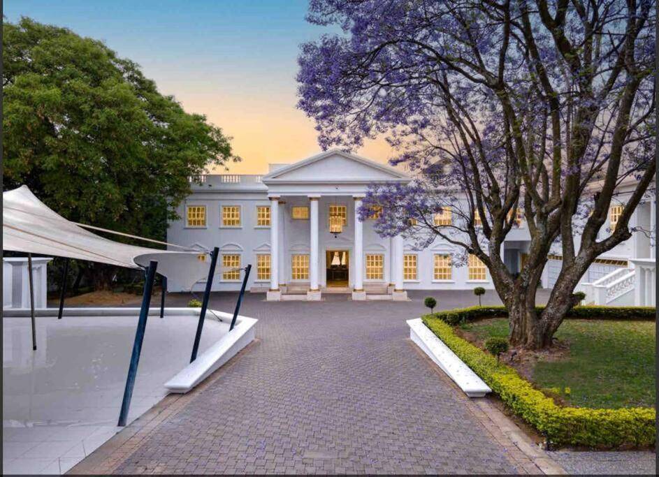 Greater Johannesburg Metropolitan Area House | 1000 m² House ∙ 4 bedrooms ∙ 9 guests