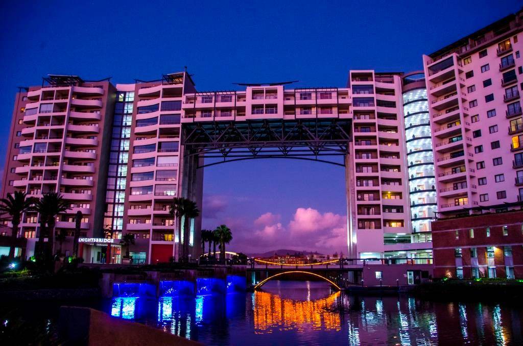Century City Apartment | 103 m² Apartment ∙ 2 bedrooms ∙ 127 guests