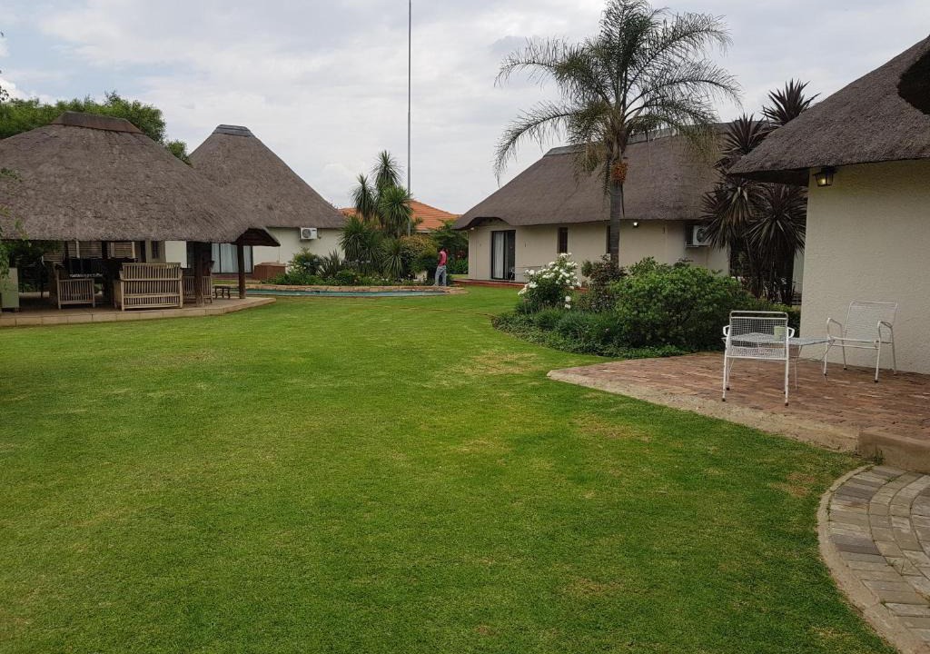 Vanderbijlpark House | 12 On Vaal Drive Guesthouse