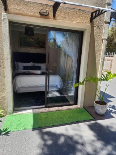 Rooihuiskraal House | 17 Byvanger Luxury Home Deluxe Queen Suite Room 1