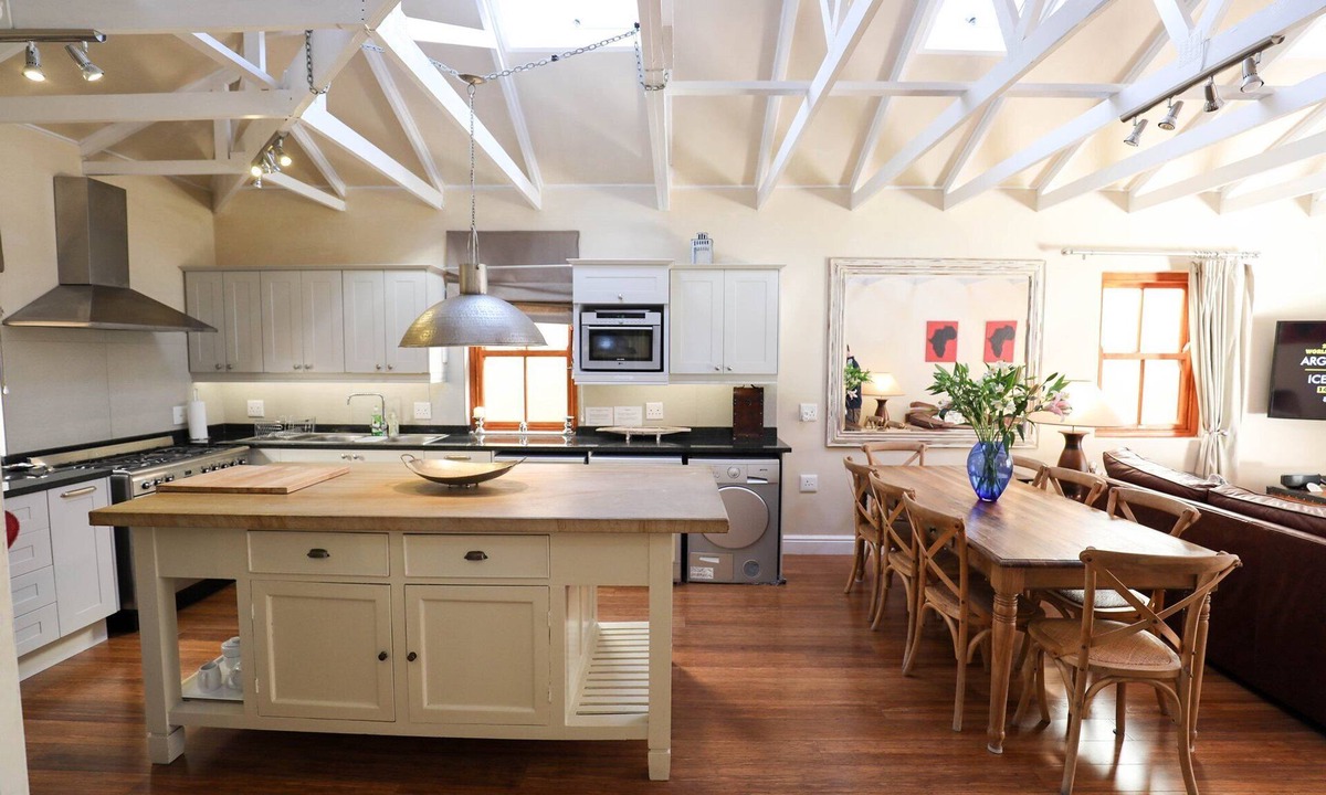 Constantia Cottage | 2 Bedroom Cottage, spacious open plan living area in the heart of Constantia
