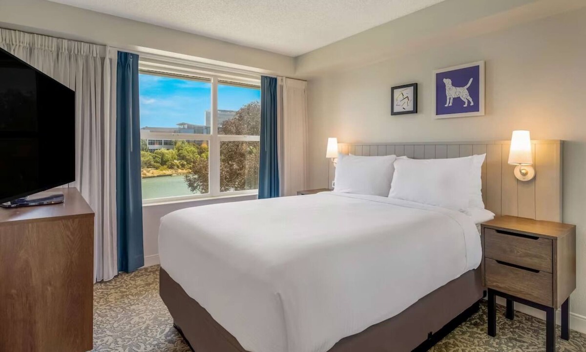 Oyster Point Hotel | 2 Bedroom Suites with Free Breakfast with Pool access near San Francisco Zoo