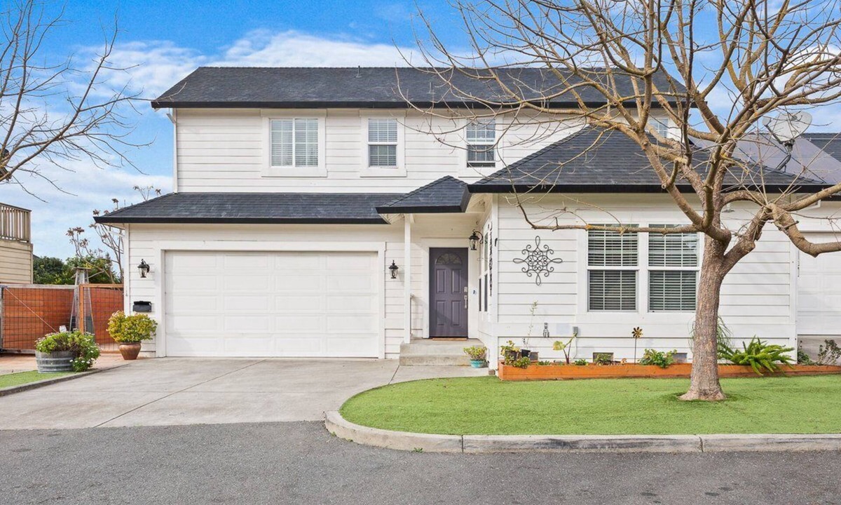 Santa Rosa House | 2 Primary Suites with Comfy Garage Flex Space