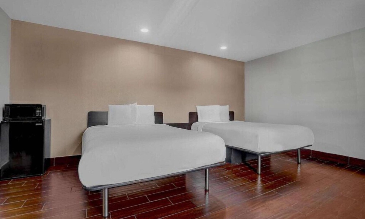 Ukiah Apartment | 2 Queen Beds|Nsmk, Micfridge