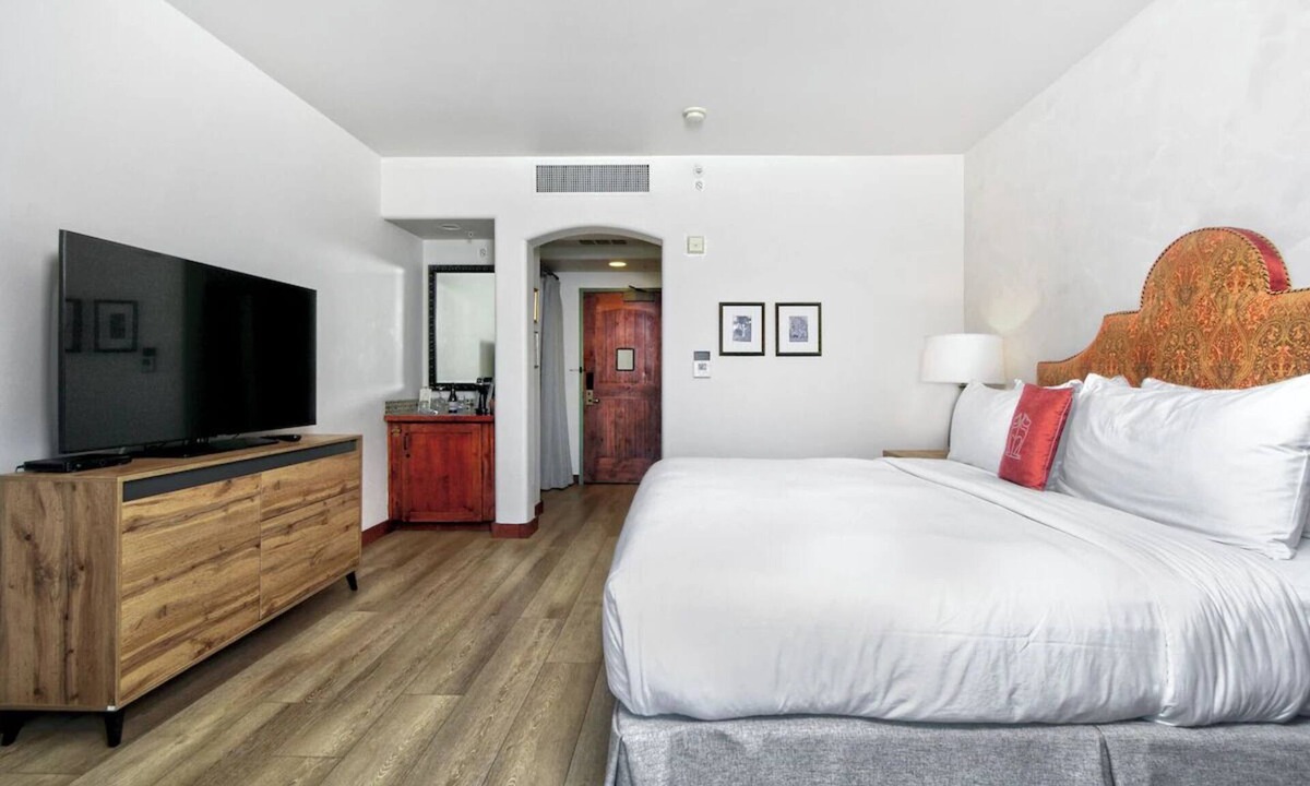 Los Gatos Hotel | 2 Relaxing Room with Pool, Pets Allowed & Free Parking in Los Gatos