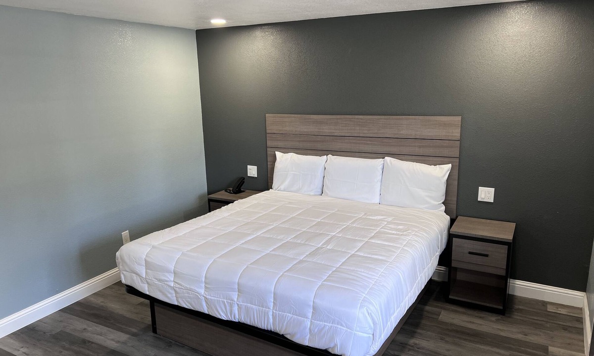 Westside Santa Cruz Hotel | 2 Room Suite - Indoor Pool and Spa - Walk to the Boardwalk