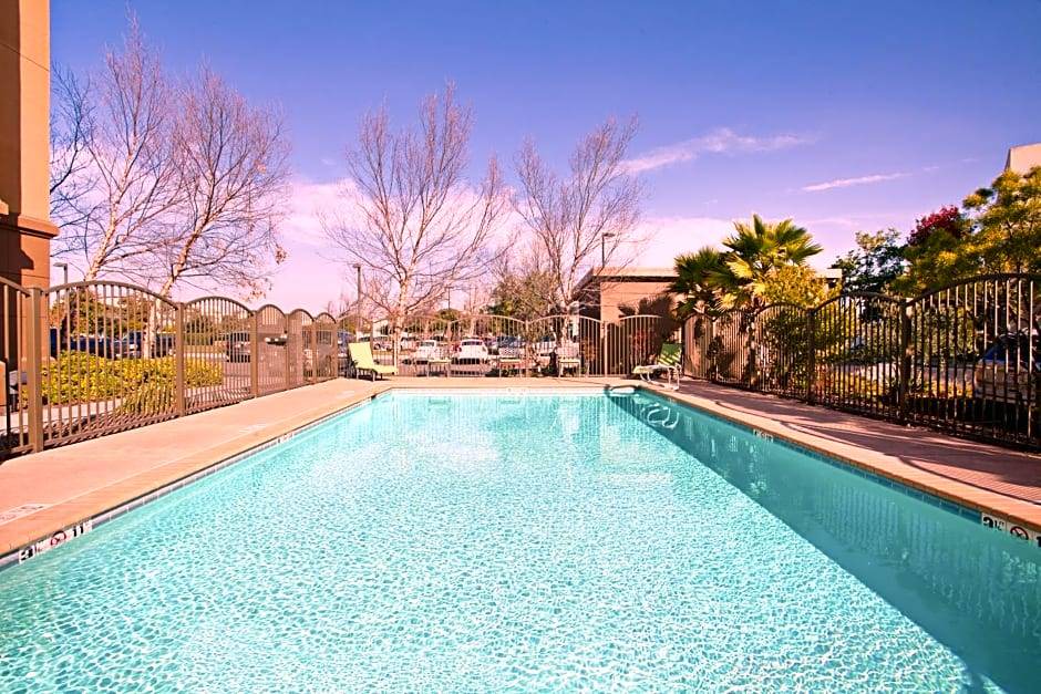 Alameda Hotel | 2-Star Hotel ∙ Hampton Inn & Suites Oakland Airport-Alameda