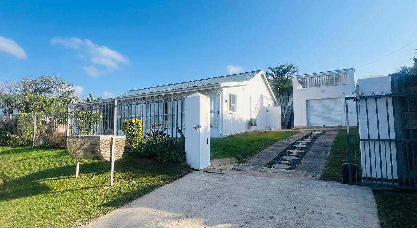Port Edward Apartment | 210 m² Apartment ∙ 3 bedrooms ∙ 11 guests