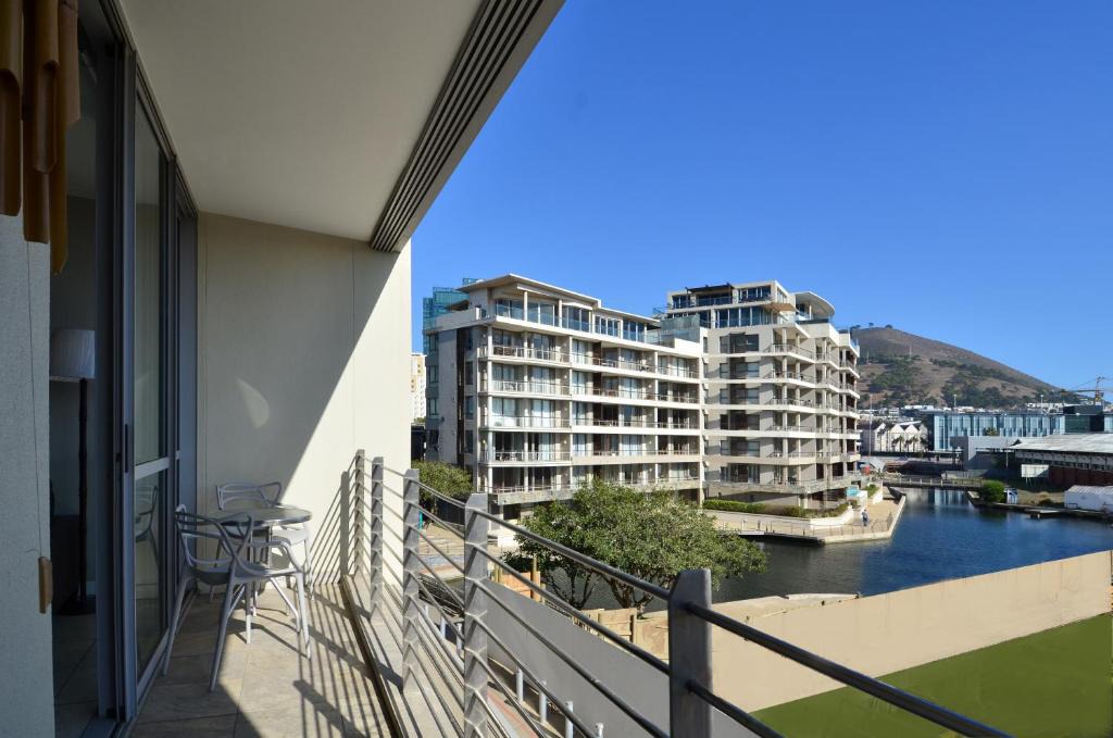 Victoria and Alfred Waterfront Apartment | 214 Harbour Bridge