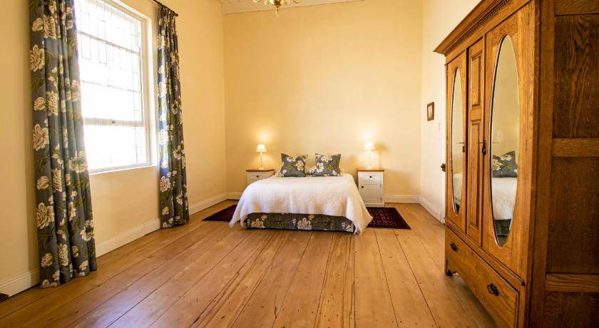 Graaff-Reinet Apartment | 238 m² Apartment ∙ 2 bedrooms ∙ 4 guests
