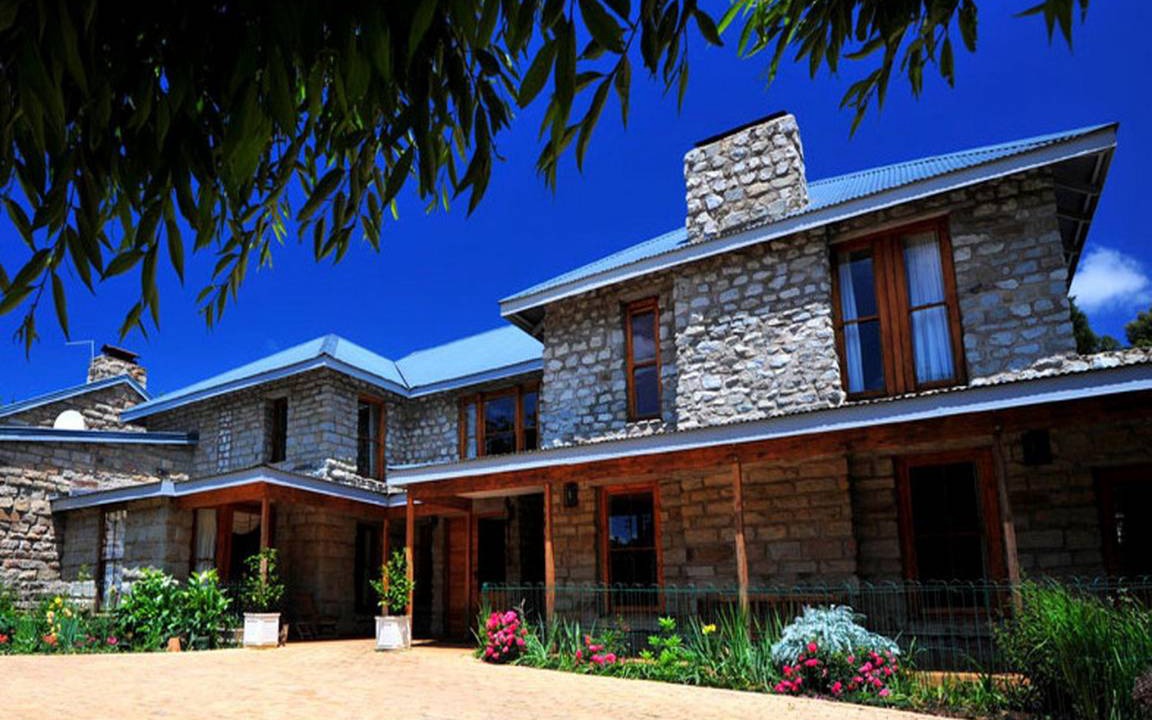Nottingham Road House | 250 m² Farmhouse ∙ 2 bedrooms ∙ 4 guests