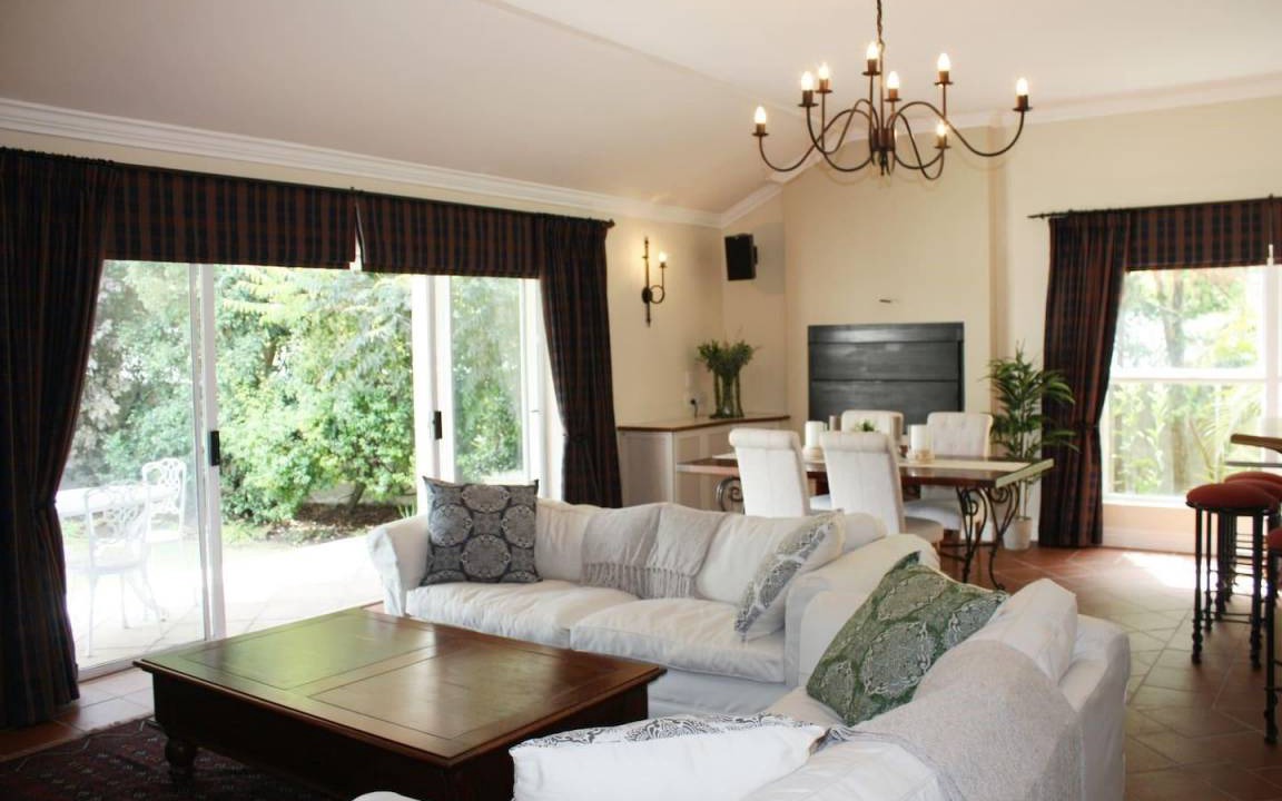Constantia House | 250 m² House ∙ 127 guests