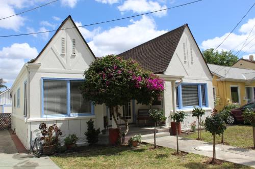 Shasta-Hanchett Park House | 3-Bedroom Rose Garden Family Cottage