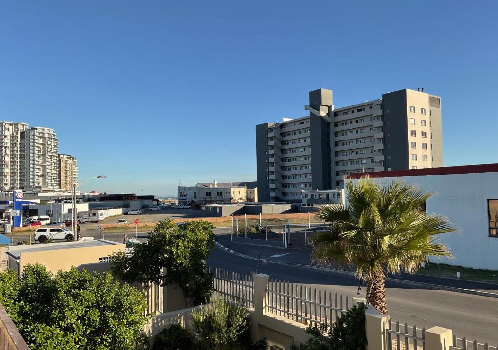 Bloubergstrand Apartment | 3 Beds in Coral Road