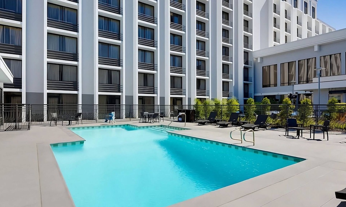 San Jose Hotel | 3 Modern Units | 3.65 mi Drive to SAP Center | Onsite Parking | Outdoor Pool