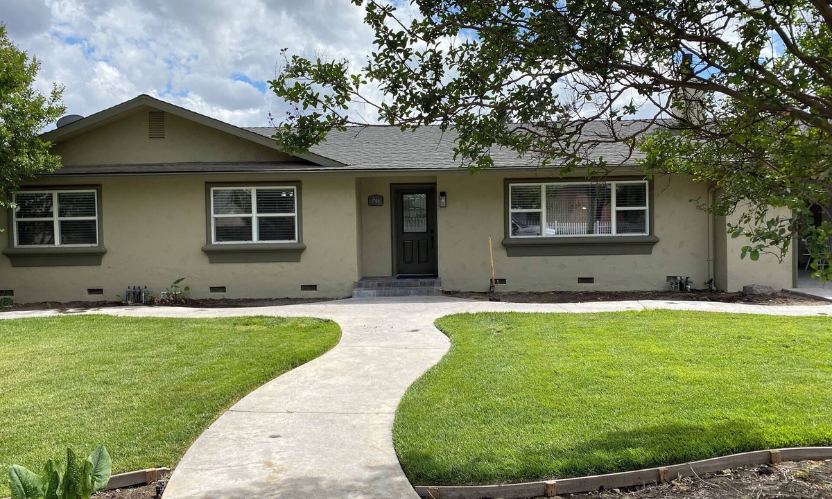 Modesto House | 3-possible 4 bedroom house in Modesto with plenty parking & space.