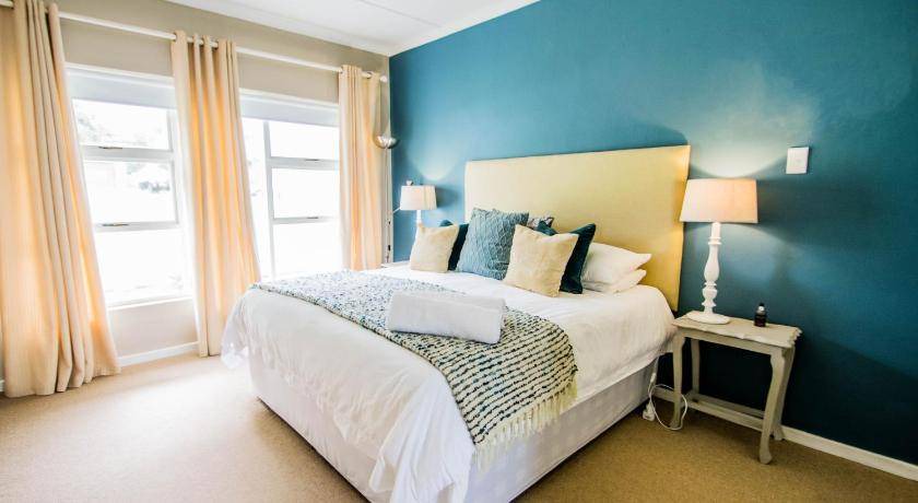 Still Bay House | 300 m² House ∙ 3 bedrooms ∙ 8 guests