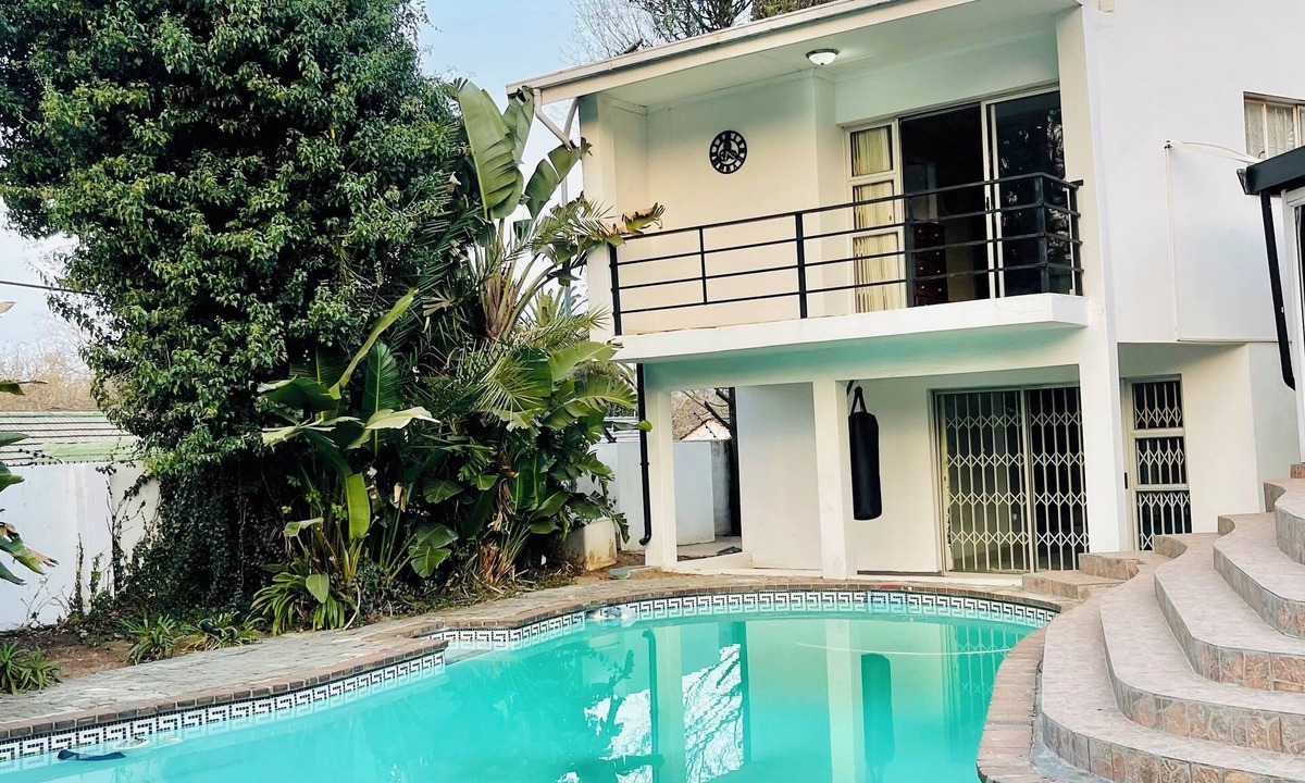 Greater Johannesburg Metropolitan Area House | 4-bedroom house in fabulous Johannesburg South with free WiFi, fitness room