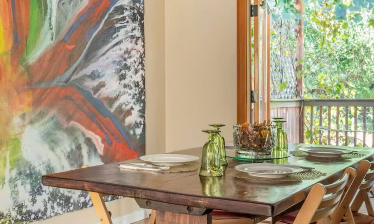 Inglewood-Finn Hill House | 4-bedroom home in Finhill, Kirkland with WiFi, AC & Infrared Sauna, Sleeps 10