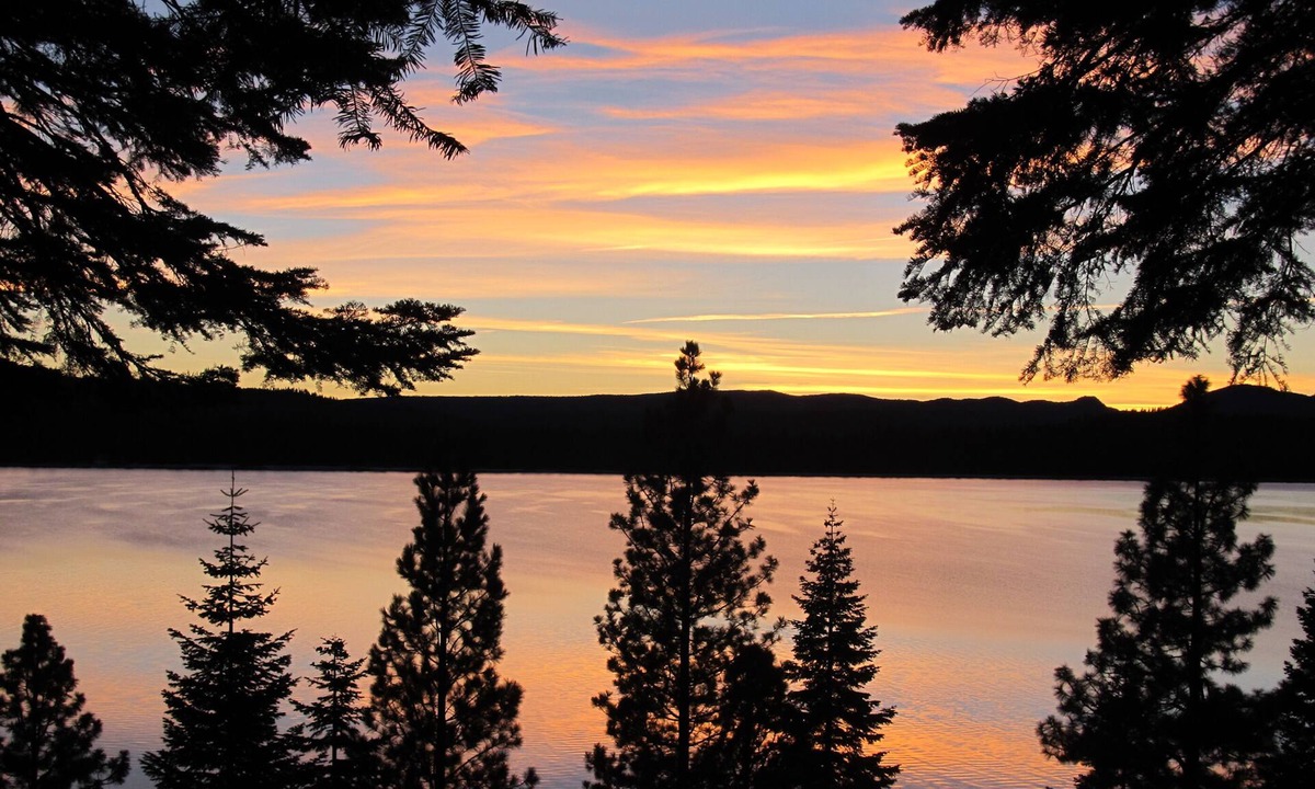 Lake Almanor Country Club House | 4 Season Vacation Rental at Lake Almanor Country Club. Gameroom, Sleeps 10. A/C