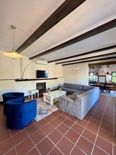 Malagas House | 400 m² House ∙ 5 bedrooms ∙ 15 guests