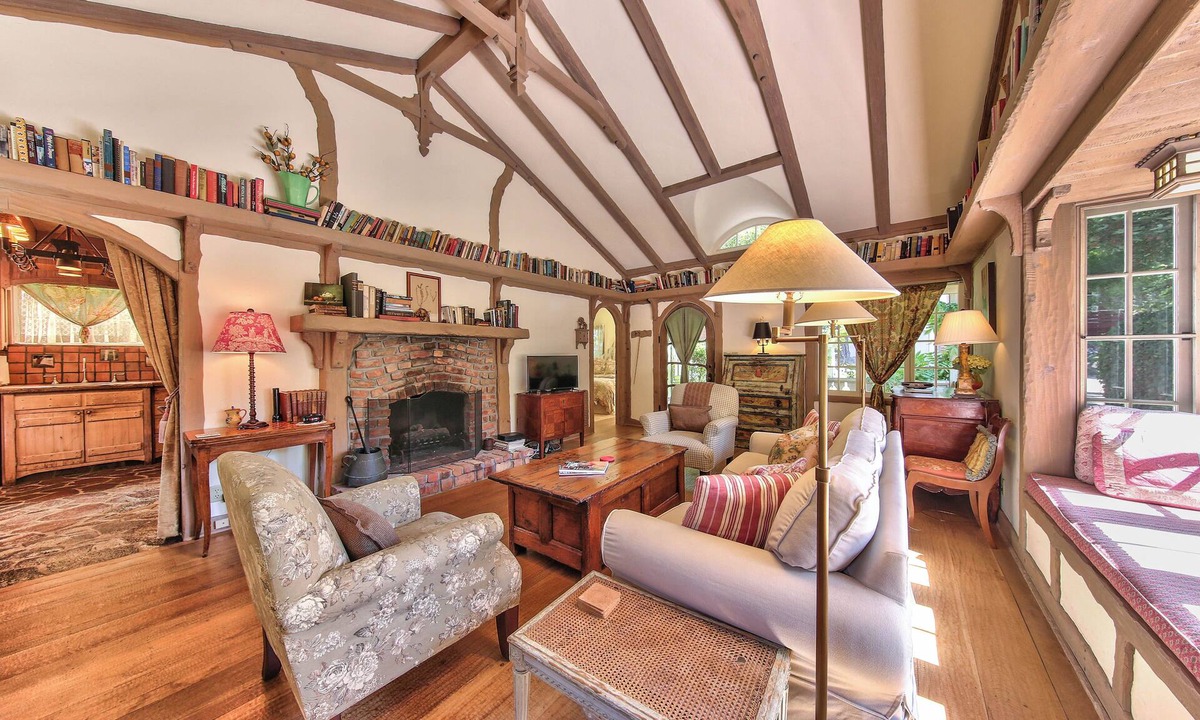 Golden Rectangle House | 4022 Lilacs and Laughter - Old World Charm, Garden