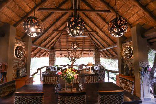 Hoedspruit Cabin | 450 m² Lodge ∙ 5 bedrooms ∙ 127 guests