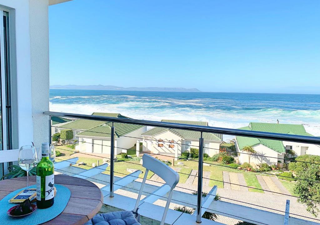 Westcliff Apartment | 49 Whalerock