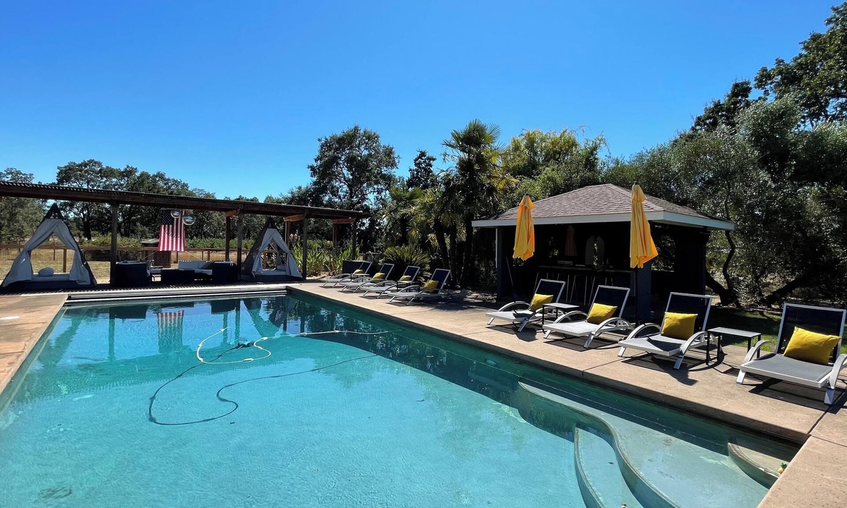 Santa Rosa House | 4Bd Wine Country Vineyard Retreat + Pool + Hot Tub, a perfect relaxing getaway!