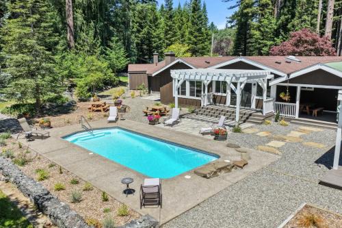 Freestone Villa | 5 BR 4 BA Shangri-La Redwood Lodge Retreat with Pool & Sauna - Event Friendly Space