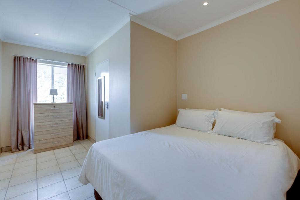 Greater Johannesburg Metropolitan Area Apartment | 51 on York Unit 16 with PRIVATE Bathroom