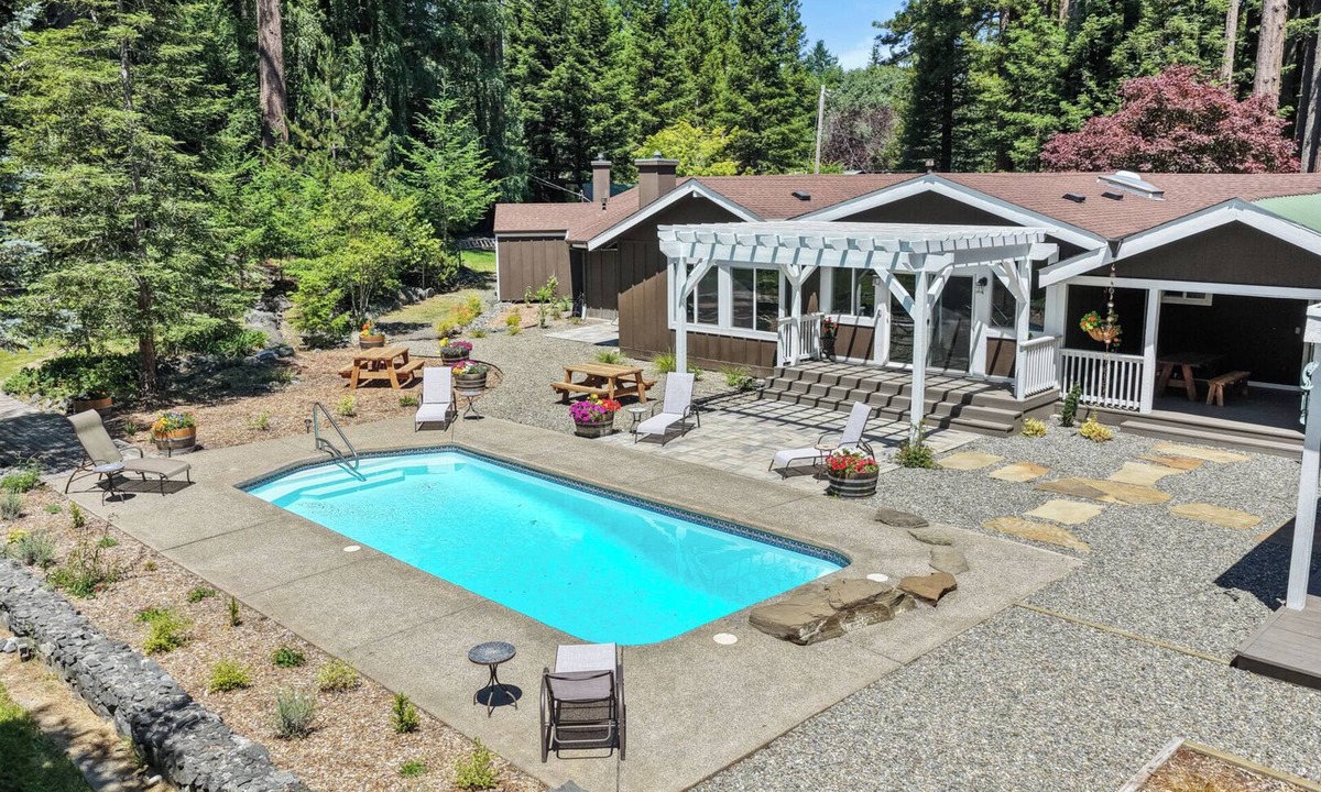 Freestone House | 5BR 4BA Shangri-La Redwood Lodge Retreat w/Pool & Sauna - Event Friendly Space