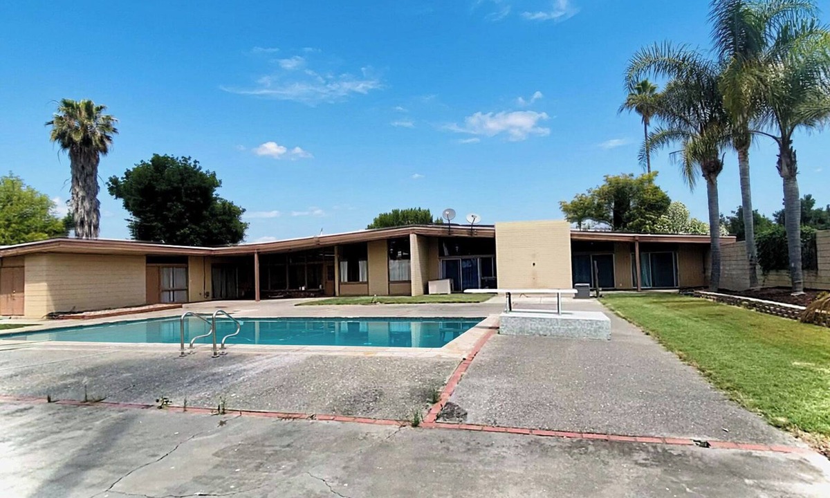 Woodland House | 6,000 Sq Ft Country Home with Large Swimming Pool — Private Hideaway