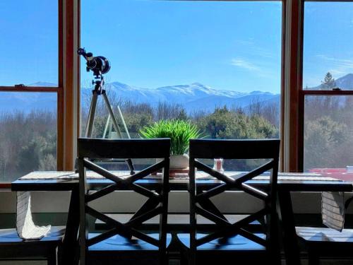 Whitefield House | 64J Stunning sunsets, just 20 mins to Bretton Woods. Hot Tub, Foosball, AC, dog friendly!