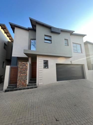 Kempton Park House | A beautiful modernize 4 bedrooms stand alone house