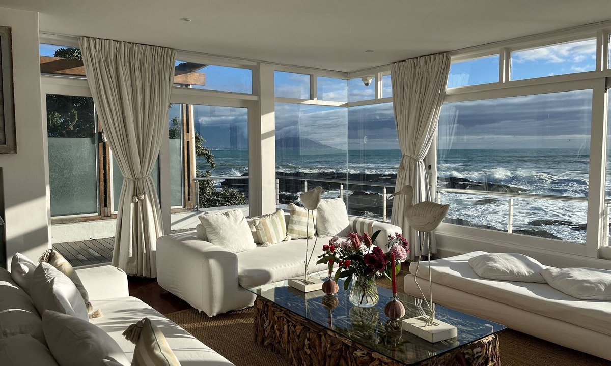 Bloubergstrand Villa | A beautifull beach house with the best view in the world, load shedding free