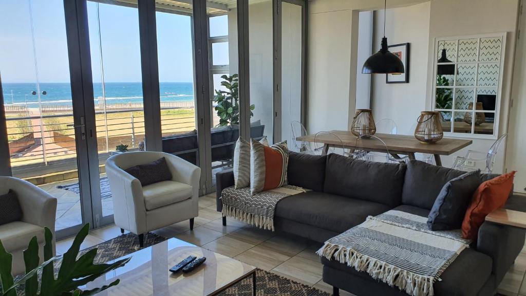 Durban Point Apartment | Accommodation Front - Gorgeous 4 Sleeper Beachfront Apartment