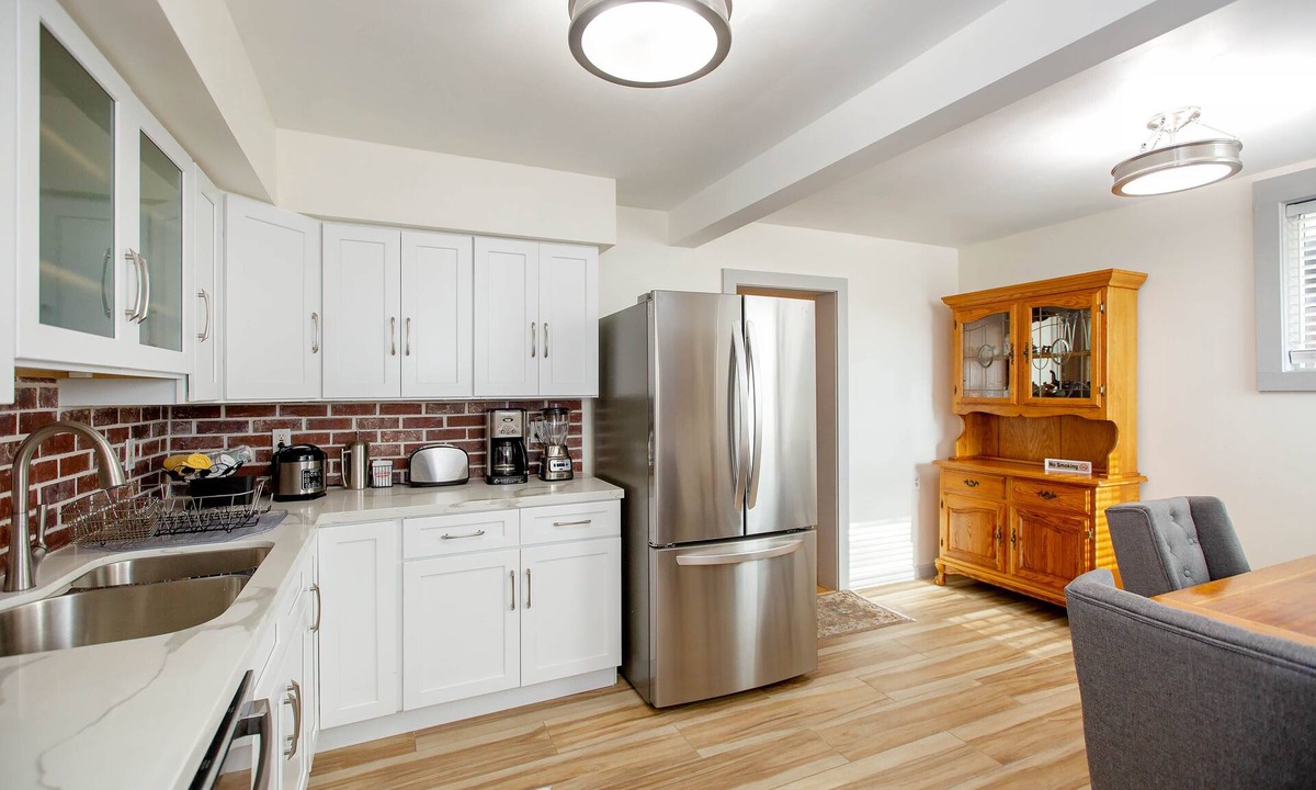 Alameda Apartment | Alameda 2 BR 2BA Apt. AC, 3 blocks to beach & shopping center & free parking