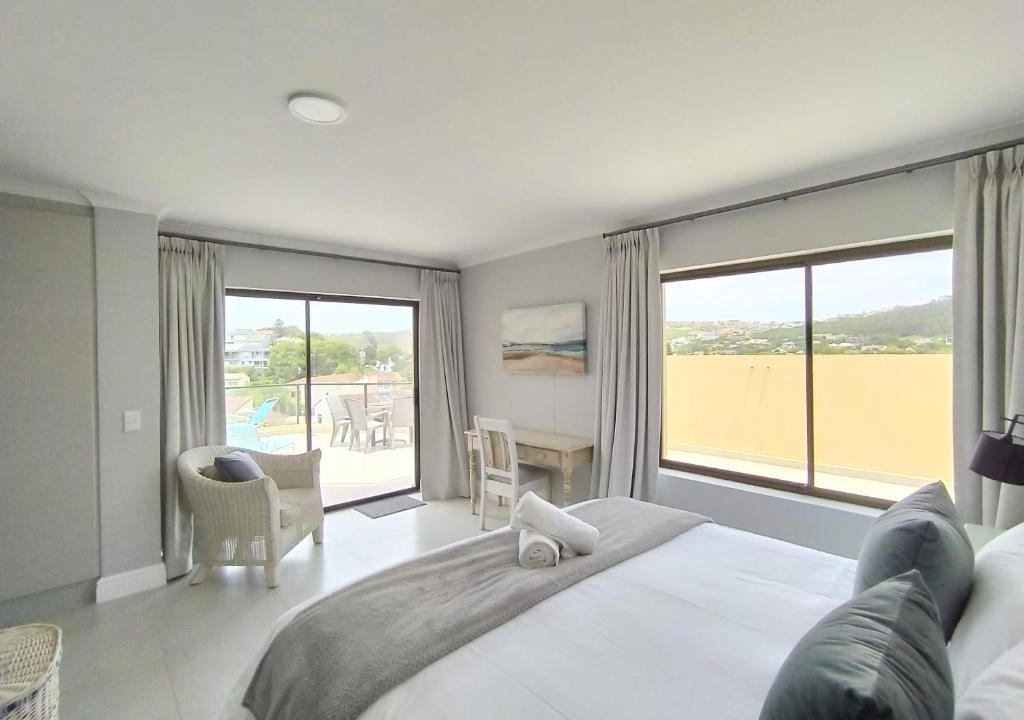 Robberg Beach Apartment | Alba Tramonto - 4 bed 3 bath - 100m to Robberg Beach & Large Patio