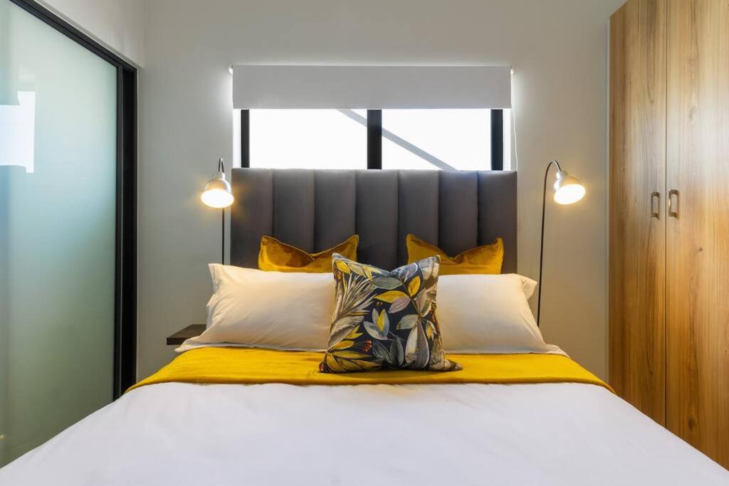 Greater Johannesburg Metropolitan Area Apartment | Alimama Spaces: Nonku's Greenlee Studio