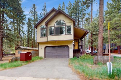 Sierra Tract House | All-season long-term retreat with 2 living rooms & jetted tub - monthly rental
