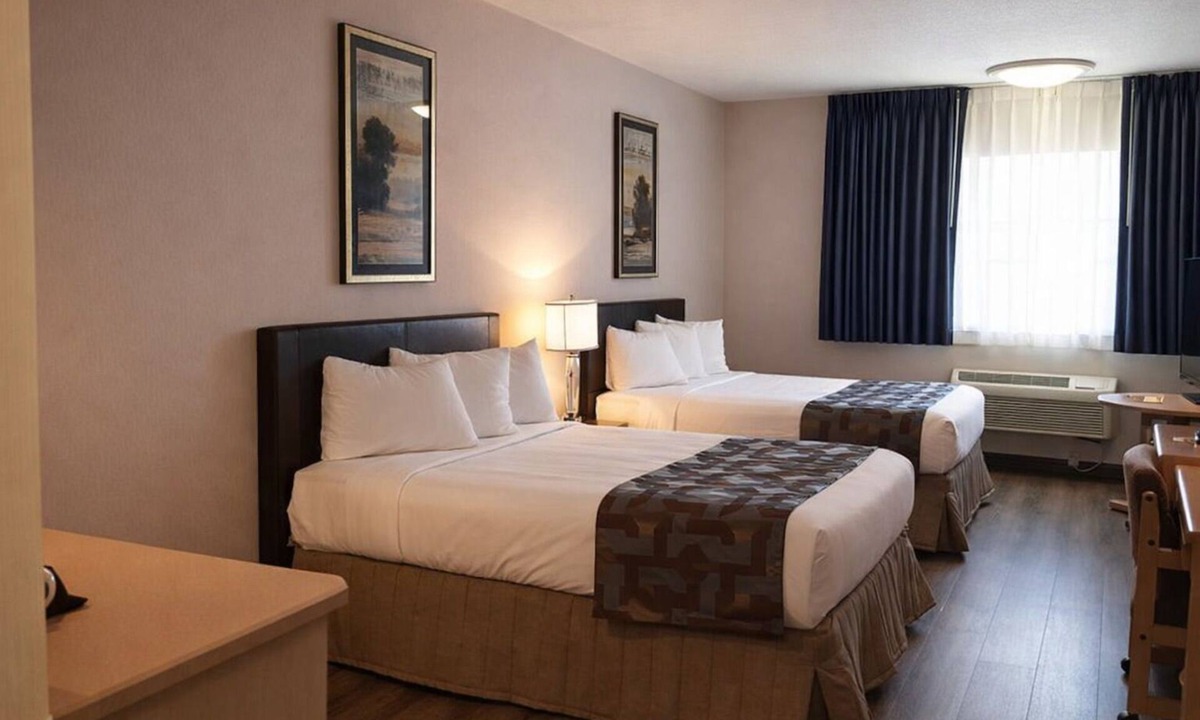 Elko Hotel | AMAZING FIND! LOVELY UNIT! Parking and Pool