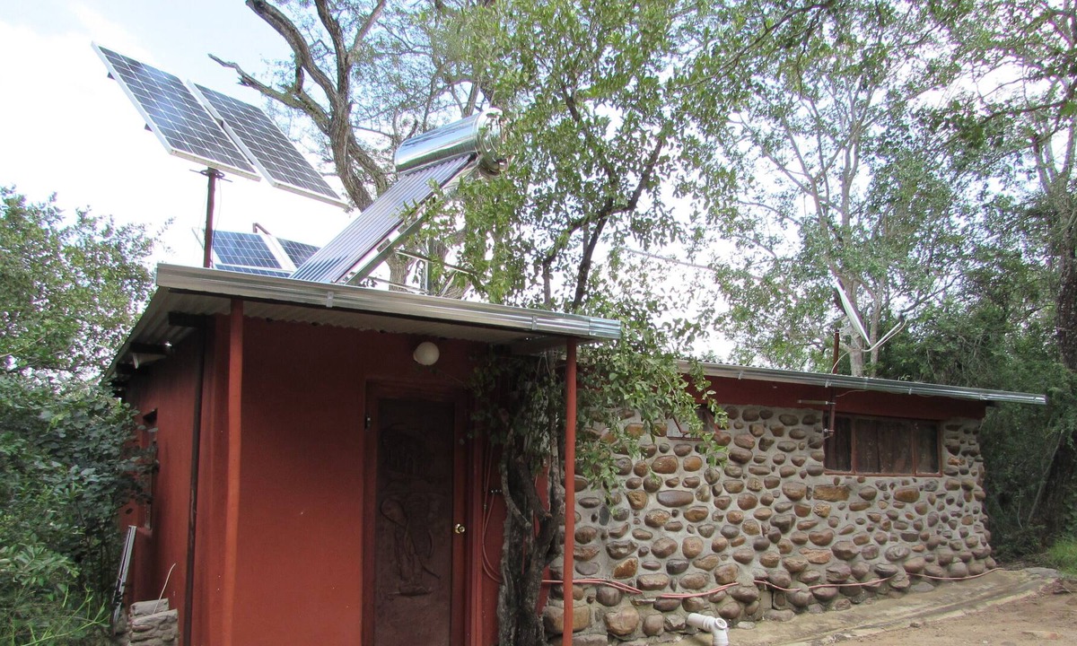Thorny Bush Game Reserve House | Amazing "tree in lounge" Eco apartment with leopards passing by at night.