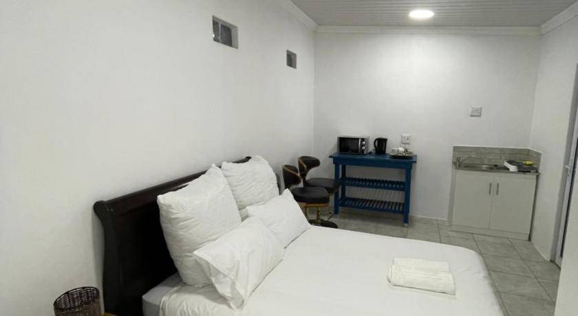 Grassy Park Apartment | Apartment ∙ 2 guests