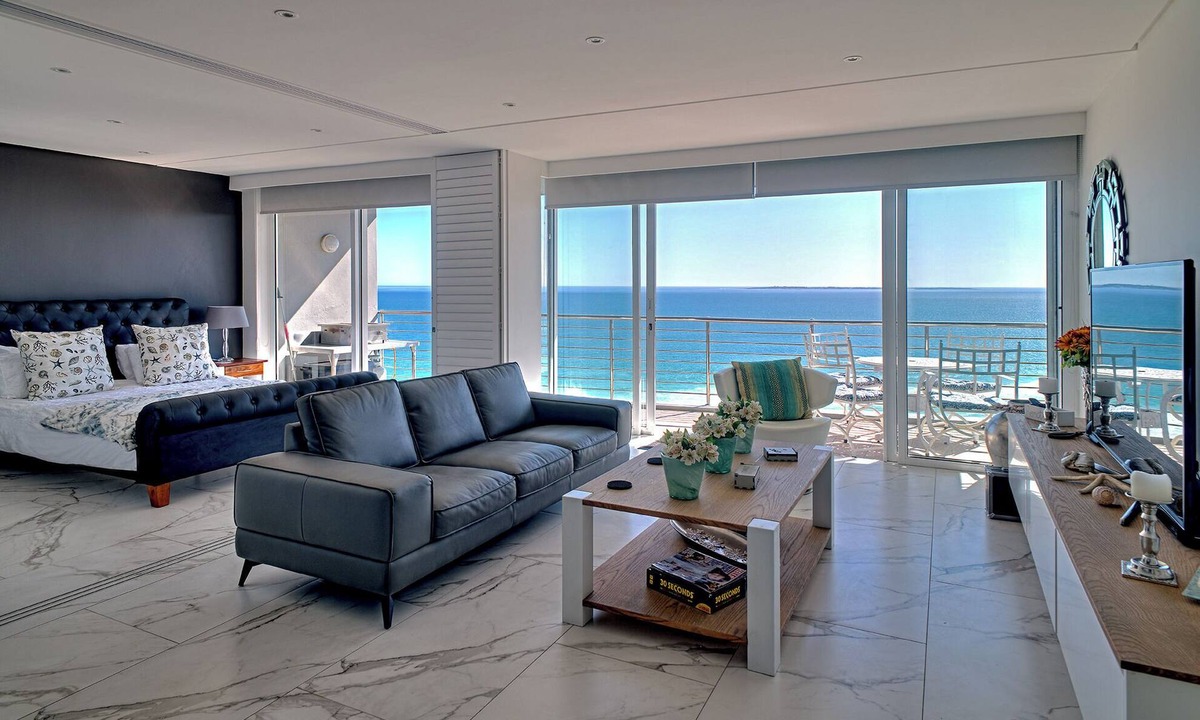 Bloubergstrand Apartment | Apartment with beach view and island view not affected by loadshedding! by HMH